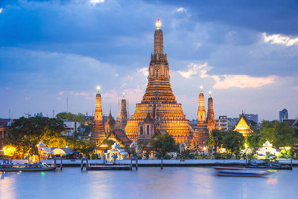 Beliebtes Urlaubsziel Bangkok der Tempel Wat Arun am Ufer des Chao Phraya