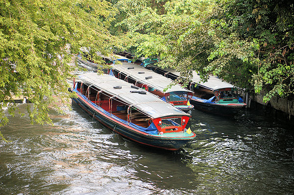 Die Expressboote sind die schnellsten Verbindungen entlang des Chao Phraya Flusses