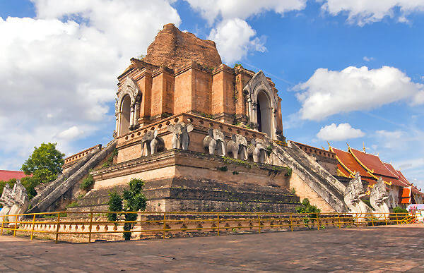 Der Tempel wurde im 14. Jahrhundert erbaut und gilt als eines der bedeutendsten Bauwerke von Chiang Mai
