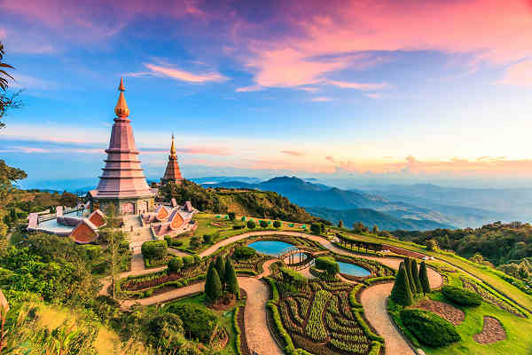 Buddhistischer Tempel auf dem Gipfel des Doi Inthanon-Berges, dem höchsten Punkt Thailands