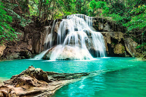 Kristallklare Wasserfälle im Erawan Nationalpark, Thailand