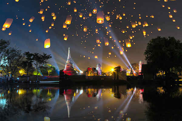 Loy Krathong am Yi Peng Lanna Tempel in Thailand - Tradition und Lichterfest