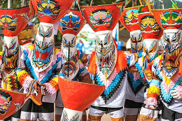 Phi Ta Khon Festival in Loei: Traditionelle Masken und farbenfrohe Paraden