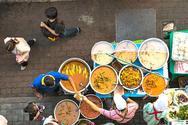 Authentische Thai-Gerichte an einer Straßenküche in Bangkok