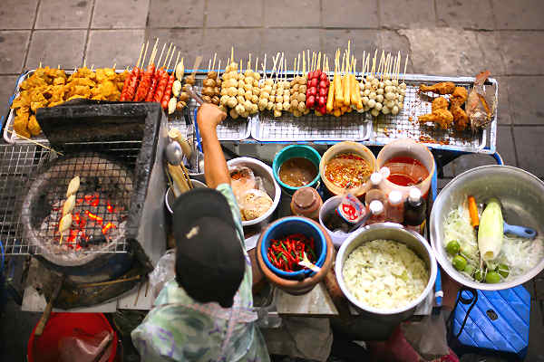 Bild einer belebten Garküche in Thailand mit köstlichen Street Food Gerichten
