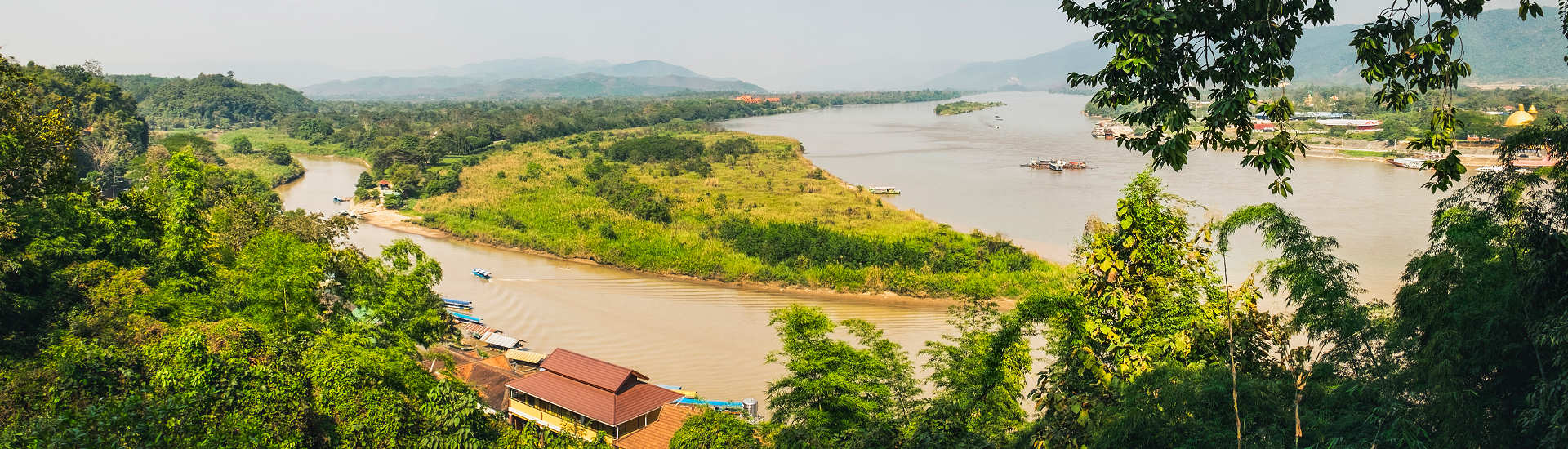 Panoramablick auf das Goldene Dreieck, wo der Mekong-Fluss die Grenze zwischen Thailand, Laos und Myanmar bildet.