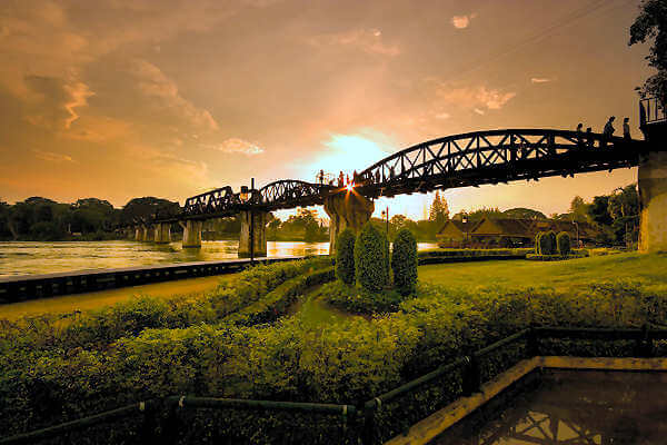 Kanchanaburi ist bekannt durch die Todeseisenbahn und die Brücke über den Fluss Kwai