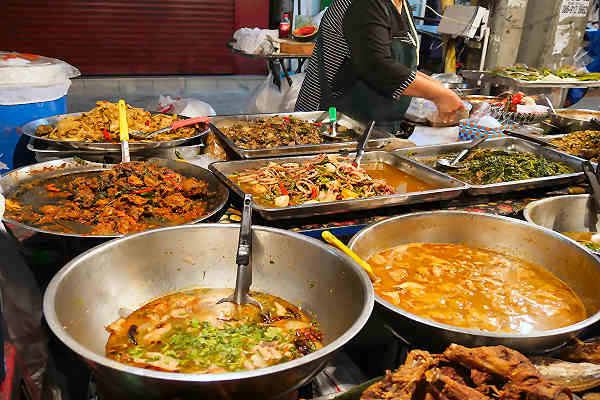 Bild von einer Garküche am Bang Niang Beach, die köstliche thailändische Straßenspeisen serviert