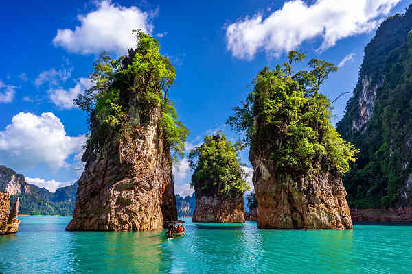 Kalksteinfelsen im Wasser des Khao Sok Nationalparks in Thailand