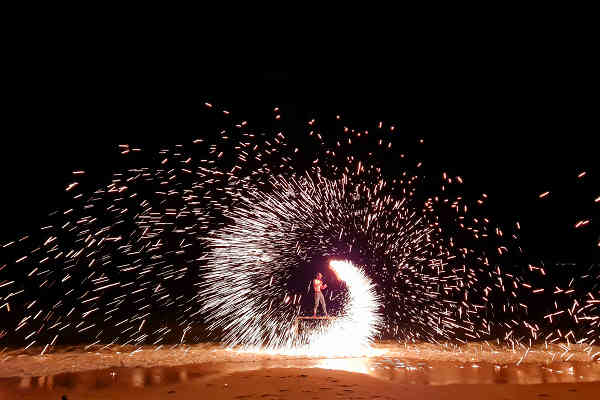 Jongleur bei einer aufregenden Feuershow am Long Beach auf Koh Lanta, Thailand