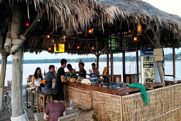 Relaxen, Genießen und Feiern direkt am Meer im Beach Club auf Koh Samui