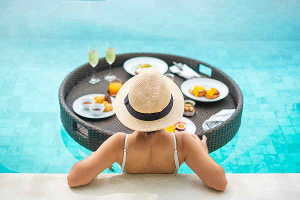 Genießen Sie ein exklusives Frühstück im Pool auf Koh Samui