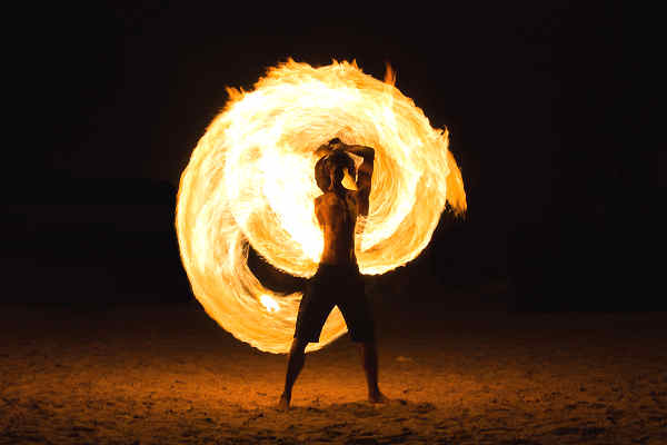 Feuershow am Strand - Teil des aufregenden Nachtlebens auf Koh Samui