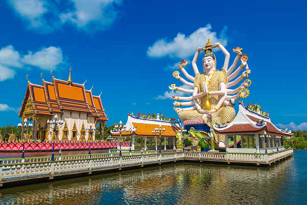 Erlebe die Magie von Wat Plai Laem: Besuche die beeindruckende 18-armige Statue