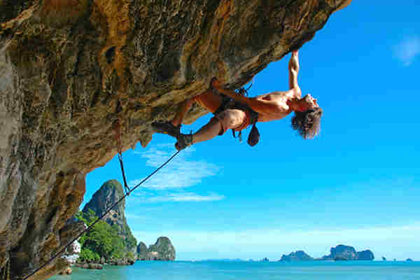 Kletterer erkunden die atemberaubenden Kalksteinfelsen von Krabi, Thailand