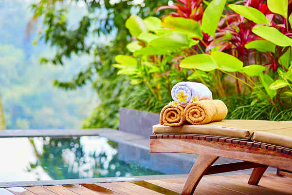 Bild eines eleganten Luxusresorts in Thailand mit einem privaten Pool und üppiger tropischer Landschaft