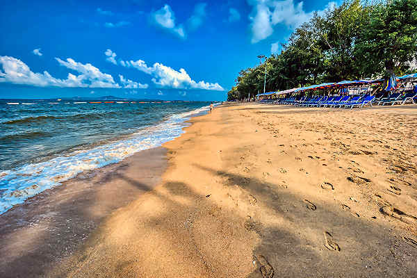 Genießen Sie Sonne, Sand und Meer am malerischen Dongtan Beach in Pattaya