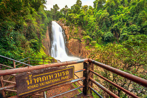 Khao Yai Nationalpark mit majestätischen Wasserfällen