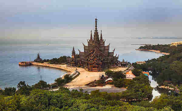 Die Sanctuary of Truth ist ein beliebtes Touristenziel und bietet Besuchern die Möglichkeit, mehr über die thailändische Kultur zu erfahren