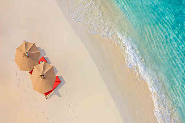 Blick auf den atemberaubenden Freedom Beach auf Phuket mit weißem Sand und türkisfarbenem Wasser
