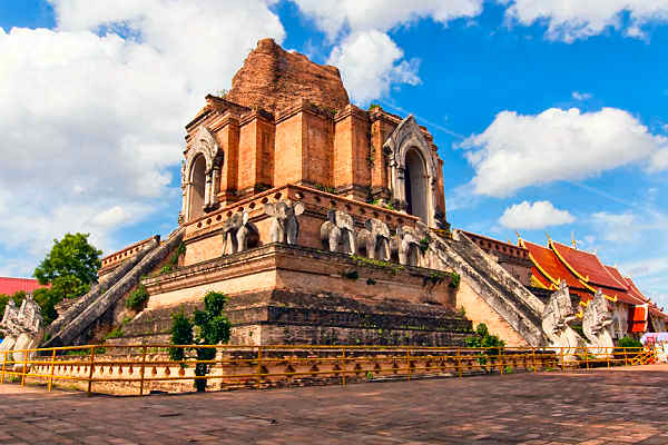 Beeindruckender Wat Chedi-Luang Tempel in Chiang Mai, Nordthailand