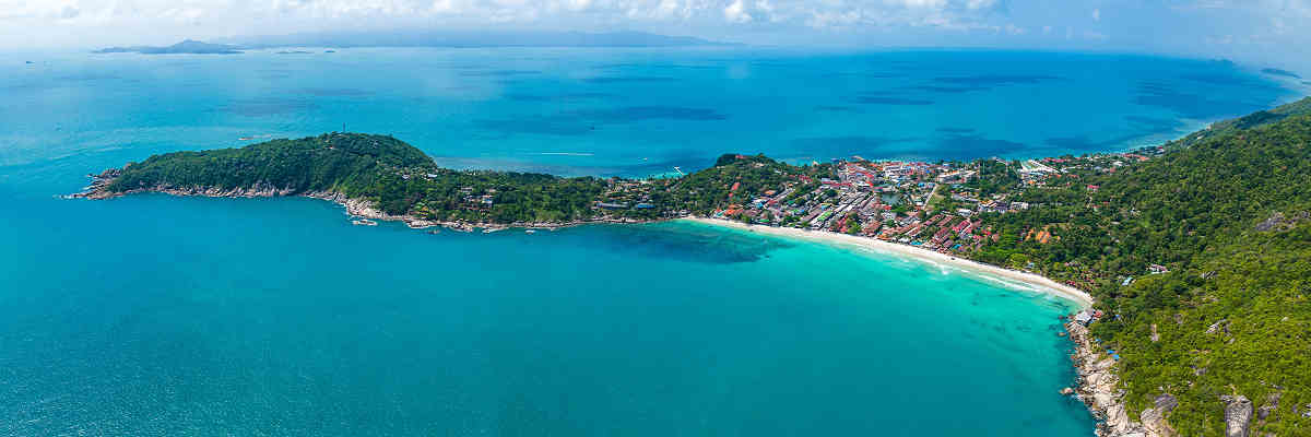 Bild von der Insel Koh Phangan im Süden Thailands, umgeben von türkisfarbenem Wasser und Palmenstränden