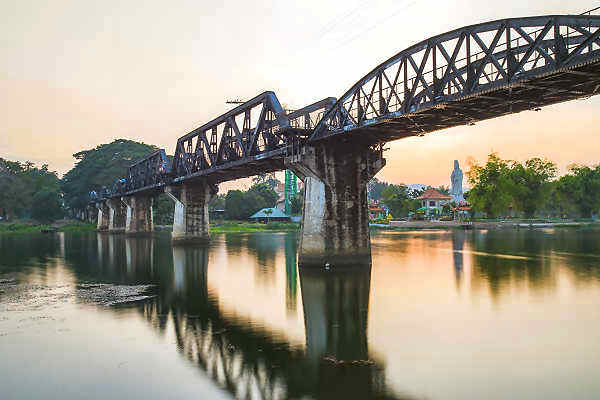 Bild der historischen Brücke am Kwai und Hellfire Pass in Westthailand