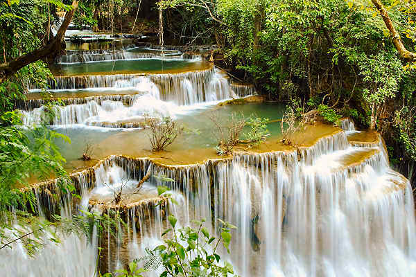 Bild des Erawan-Wasserfalls im Nationalpark von Kanchanaburi, Westthailand