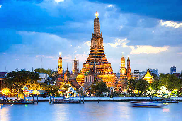 Bild eines prächtigen Sonnenuntergangs über dem Wat Arun in Bangkok, Zentralthailand
