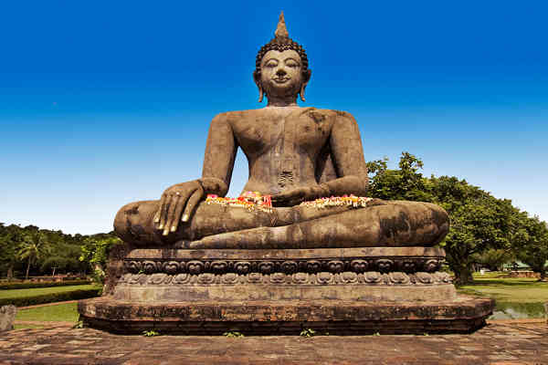 Buddha-Statuen im historischen Park von Sukhothai, einem UNESCO-Weltkulturerbe