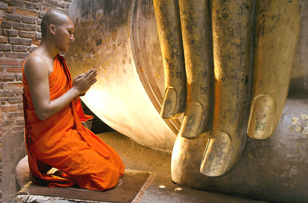Bild eines Mönchs beim Gebet in einem thailändischen Tempel - Kulturelle Erfahrungen in Thailand