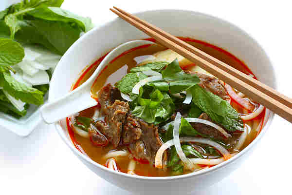 Eine Schüssel köstliche Bun Bo Hue Suppe, ein kulinarisches Highlight auf Ihrer Vietnam Reise