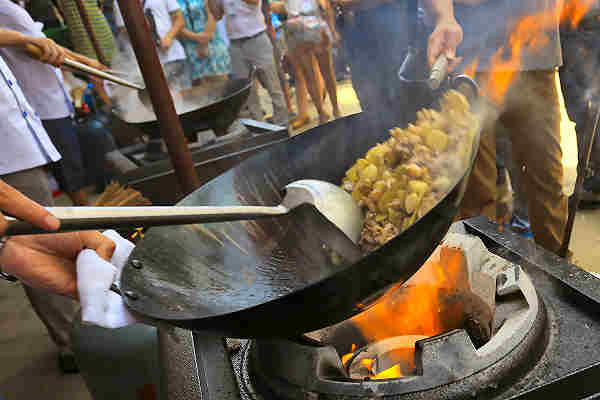 Bild einer lebhaften Garküche in Vietnam, wo Reisende die authentische vietnamesische Küche entdecken können.