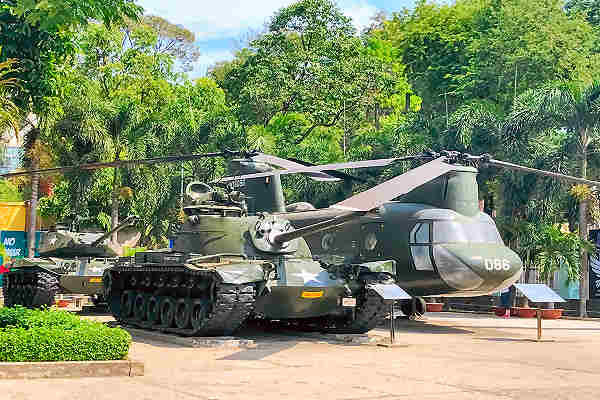 Bild eines Panzers und eines Helikopters im Kriegsmuseum in Saigon