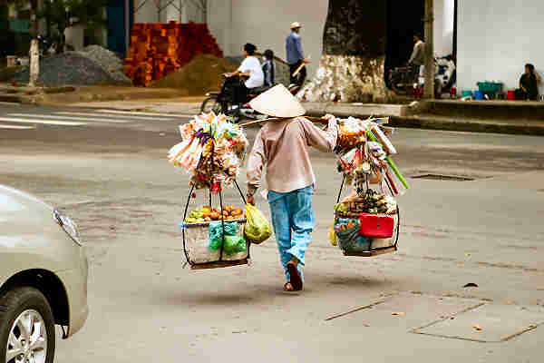 Straßenverkäufer in Vietnam, ein authentischer Teil des pulsierenden Lebens und der Kultur