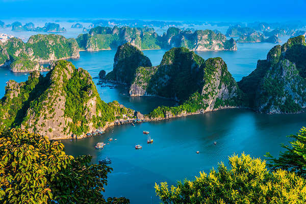 Bild der Halong Bucht mit Kalksteinfelsen und smaragdgrünem Wasser, einer UNESCO-Welterbestätte in Vietnam