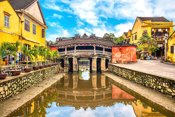 Bild der berühmten japanischen Brücke in Hoi An, einem historischen Wahrzeichen und Symbol für die reiche Geschichte der Stadt