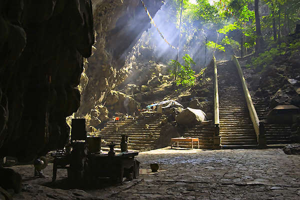 Bild der Houng-Pagode, einer bedeutenden religiösen Stätte und Wallfahrtsort am Huong Tich-Berg in Vietnam