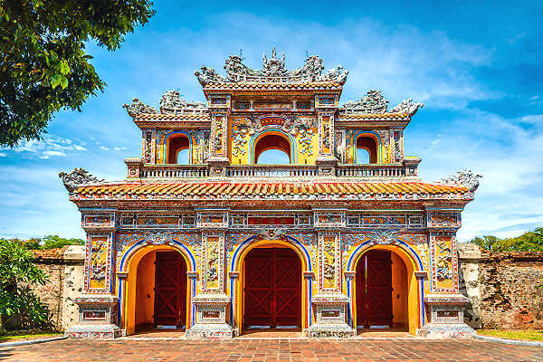 Bild der majestätischen Zitadelle von Hue, einem bedeutenden historischen Wahrzeichen und UNESCO-Weltkulturerbe in Zentralvietnam