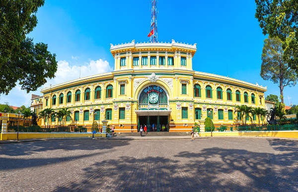 Das Hauptpostamt in der Innenstadt von Ho-Chi-Minh-Stadt in der Nähe der Basilika Saigon Notre Dame