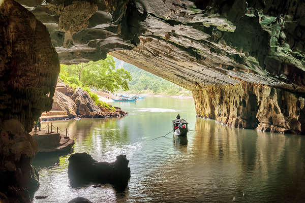 Bild der faszinierenden Höhlenlandschaft im Phong Nha-Kẻ Bàng Nationalpark, Vietnam, mit atemberaubenden Stalaktiten, Stalagmiten und beeindruckenden unterirdischen Formationen