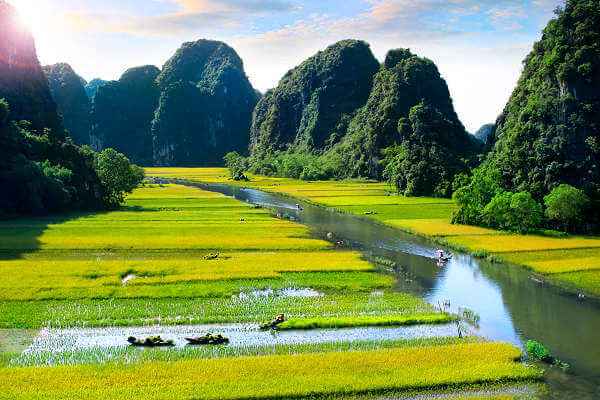 Bild der Trockenen Halong-Bucht bei Tam Coc, einer beeindruckenden Landschaft mit Kalksteinfelsen und grünen Reisfeldern in Nordvietnam