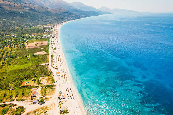 Traumhafter Strand in Albanien während eines Strandurlaubs