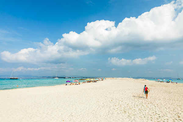 Balearen Reisen - Traumhafter Playa de Ses Illetes auf Formentera mit kristallklarem Wasser und weißem Sand