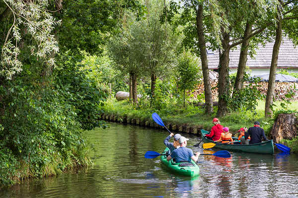 Kanufahrt durch die malerischen Wasserwege des Spreewalds in Brandenburg, Deutschland