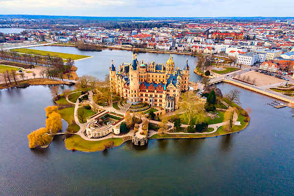 Schloss Schwerin in Mecklenburg, Deutschland – ein beeindruckendes Reiseziel mit historischer Architektur und malerischer Umgebung