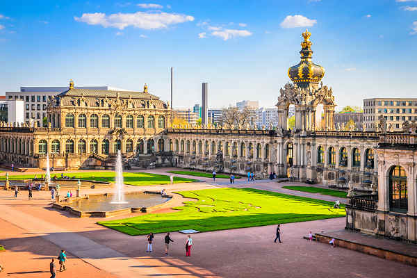 Der Dresdner Zwinger in Sachsen – ein beeindruckendes Barockbauwerk und beliebtes Reiseziel in Deutschland.