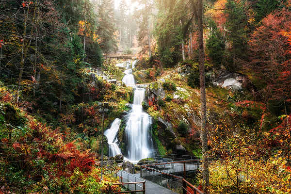 Beeindruckende Triberger Wasserfälle im Schwarzwald, ein beliebtes Reiseziel in Deutschland