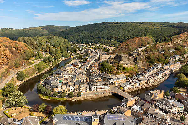 Blick auf das idyllische Tal von La Roche-en-Ardenne, Frankreich – Perfektes Reiseziel für Naturliebhaber und Abenteurer