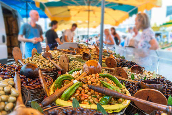 Lebendiger Markt in der Provence, Frankreich – Entdecke lokale Köstlichkeiten auf deiner Reise